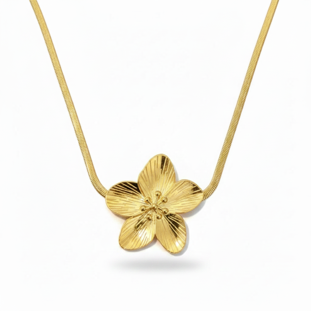 Collier en acier inoxydable doré à chaîne maille serpent orné d'un pendentif grande fleur tropicale.