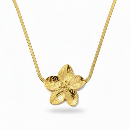 Collier en acier inoxydable doré à chaîne maille serpent orné d'un pendentif grande fleur tropicale.