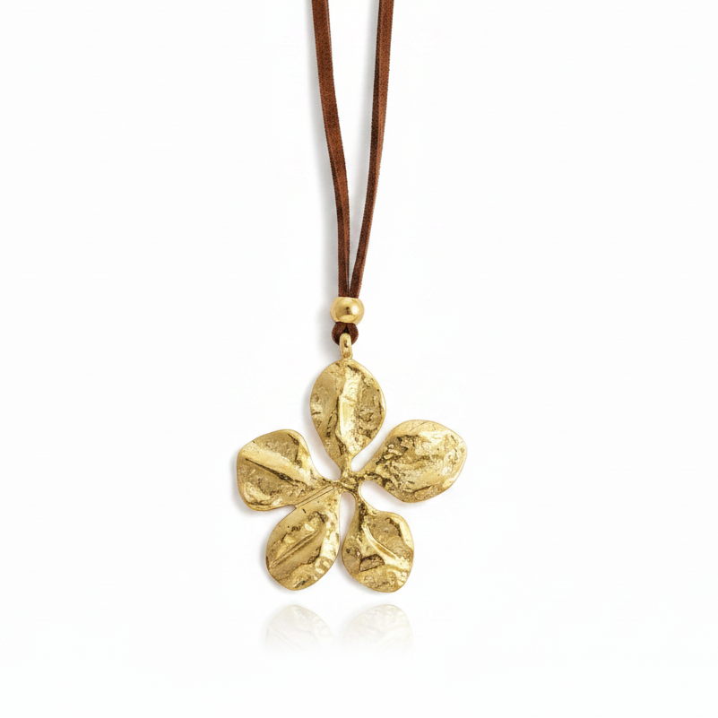 Collier à cordon en velours marron orné d'un pendentif grande fleur stylisée et martelée en acier inoxydable doré.