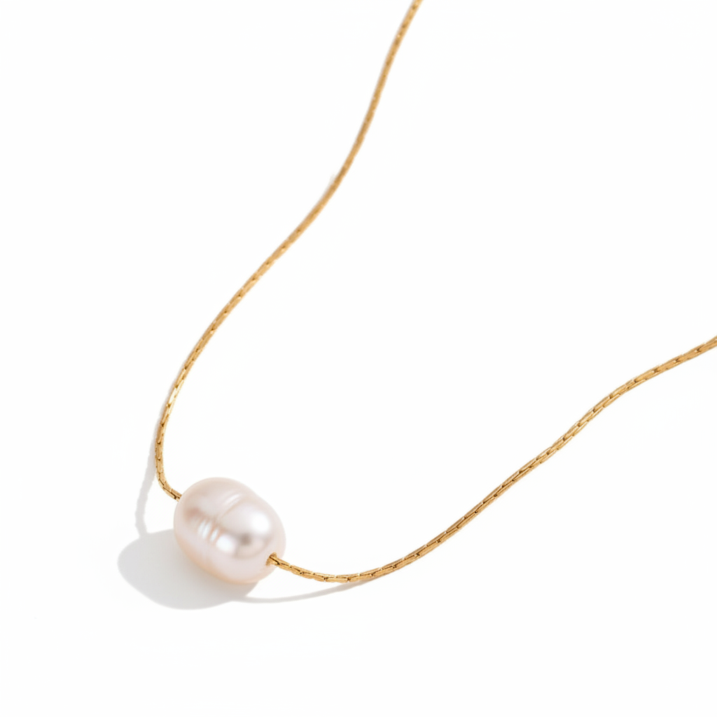 Collier doré en acier inoxydable 316L à chaîne ultra fine orné d'une perle d’eau douce blanche.