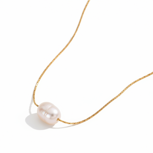 Collier doré en acier inoxydable 316L à chaîne ultra fine orné d'une perle d’eau douce blanche.