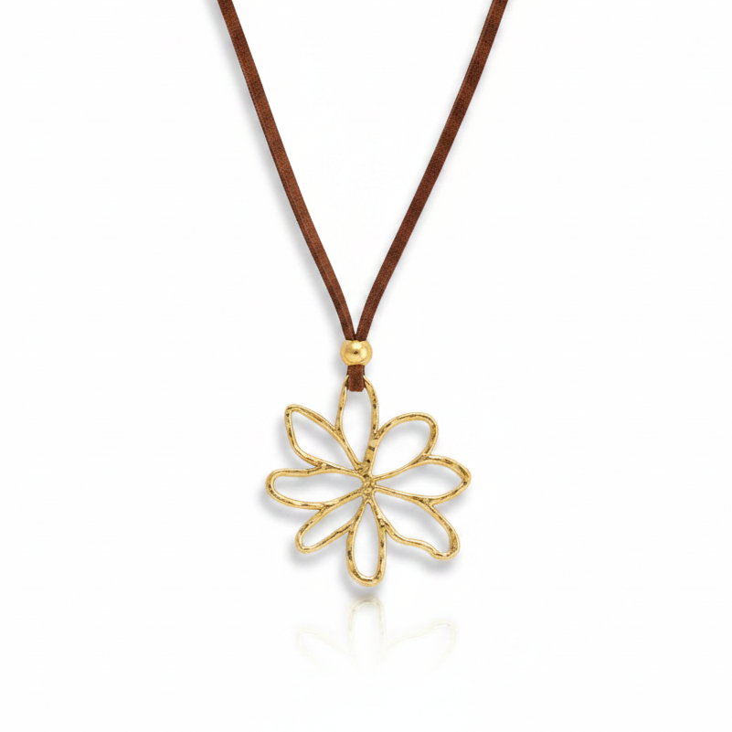 Collier doré à cordon en velours marron et pendentif grande fleur stylisée  ajourée et martelée en acier inoxydable.