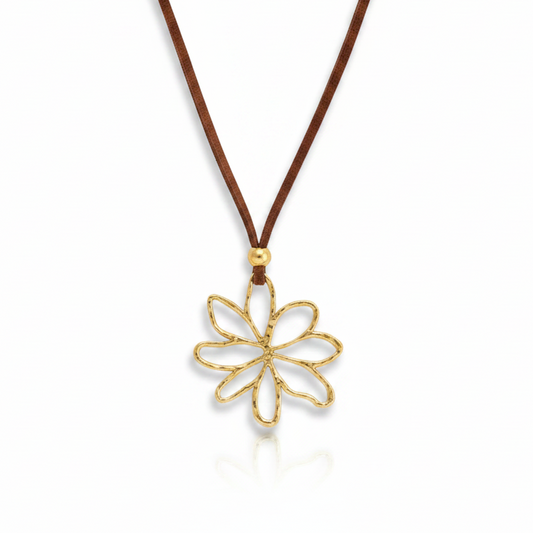 Collier doré à cordon en velours marron et pendentif grande fleur stylisée  ajourée et martelée en acier inoxydable.