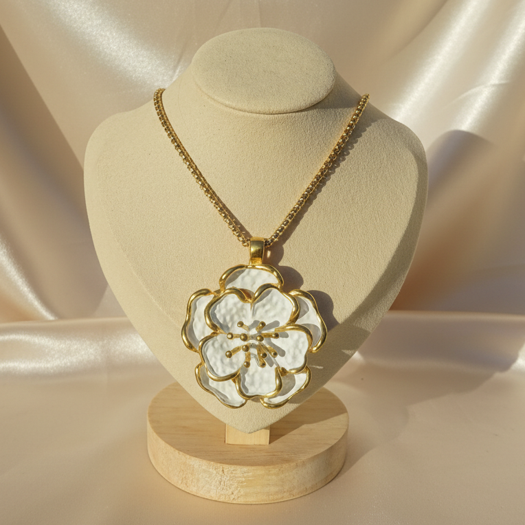 Collier femme en acier inoxydable doré, maille rolo, pendentif grande fleur blanche stylisée, bijou bohème
