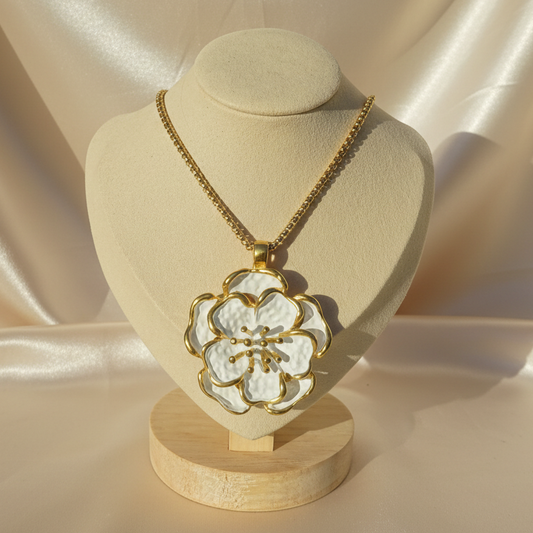 Collier femme en acier inoxydable doré, maille rolo, pendentif grande fleur blanche stylisée, bijou bohème