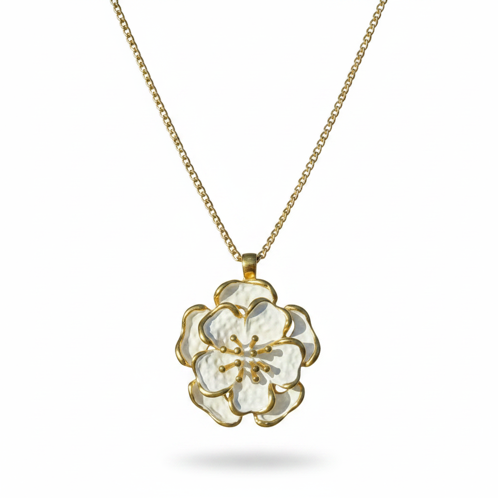 Collier doré en acier inoxydable à maille rolo avec pendentif grande fleur blanche stylisée.