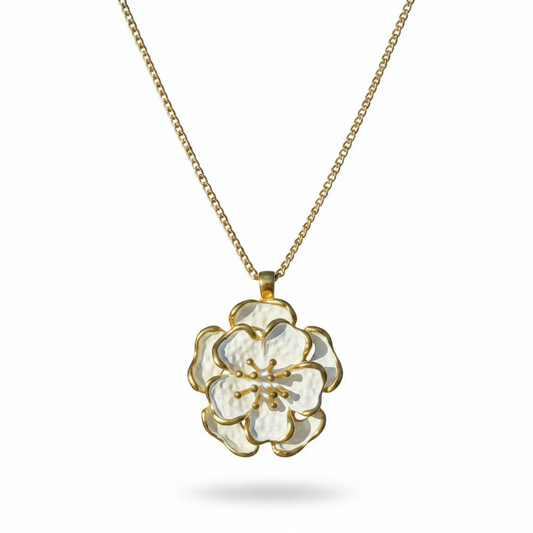 Collier doré en acier inoxydable à maille rolo avec pendentif grande fleur blanche stylisée.