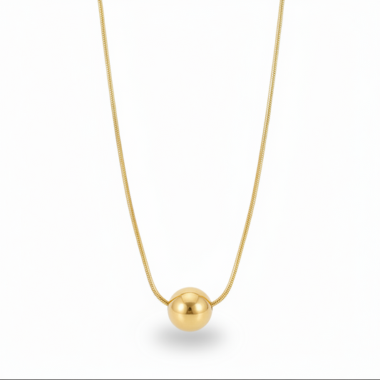 Collier en acier inoxydable 316L à fine chaîne maille serpent avec pendentif grosse perle acier doré.