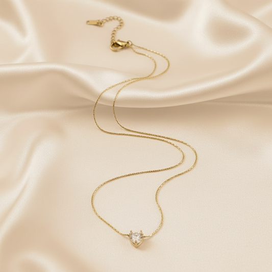 Collier femme avec pendentif petit coeur en zirconium blanc et chaîne ultra fine maille bambou en acier inoxydable 316L doré, bijou délicat, élégant et intemporel.