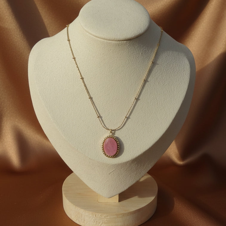 Collier doré en acier inoxydable 316L à fine maille corde perlée orné d'un pendentif en rhodochrosite naturelle.