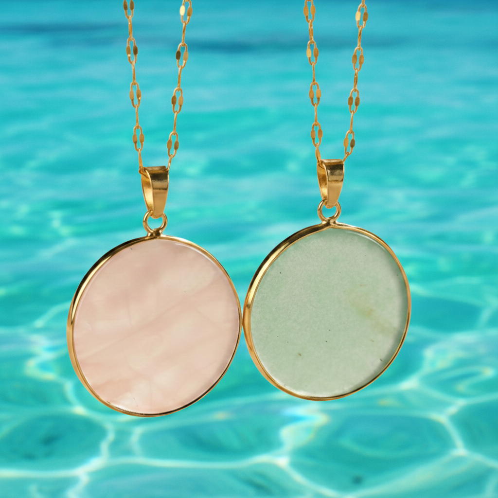 Collier doré en acier inoxydable à chaîne maille grain de café orné d'un pendentif rond en pierre naturelle quartz rose et aventurine verte.