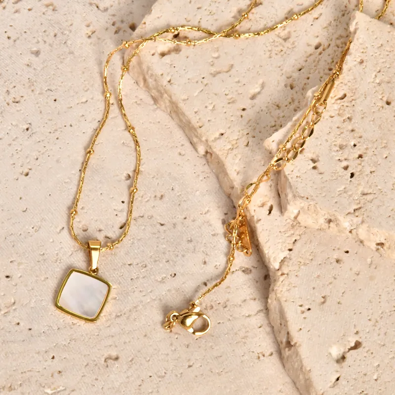 Collier doré en acier inoxydable avec pendentif carré en nacre sur fine chaîne à billes et perles dorées