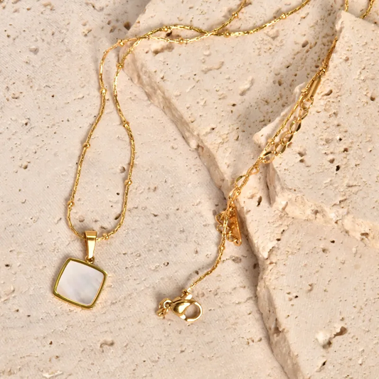 Collier doré en acier inoxydable avec pendentif carré en nacre sur fine chaîne à billes et perles dorées
