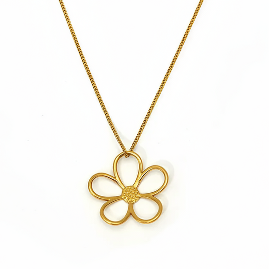 Collier doré en acier inoxydable à maille gourmette avec pendentif fleur ajourée.