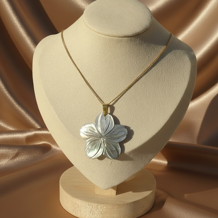Collier en acier inox 316L doré à chaîne maille gourmette et pendentif fleur des îles en nacre grise.