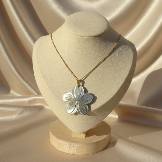 Collier en inox 316L doré à chaîne maille gourmette et pendentif fleur des îles en nacre grise, style tropical
