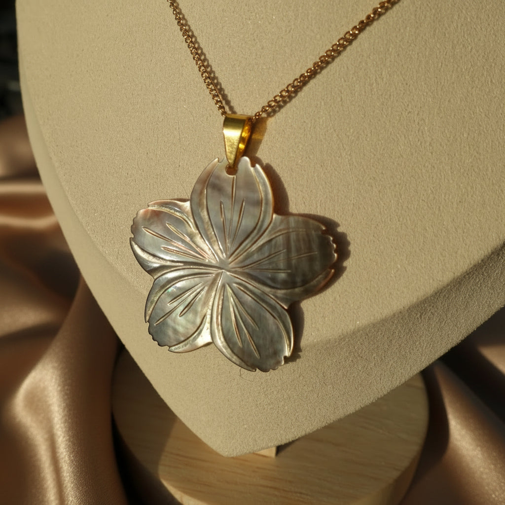 Collier en acier inoxydable 316L doré à chaîne maille gourmette et pendentif hibiscus en nacre marron.