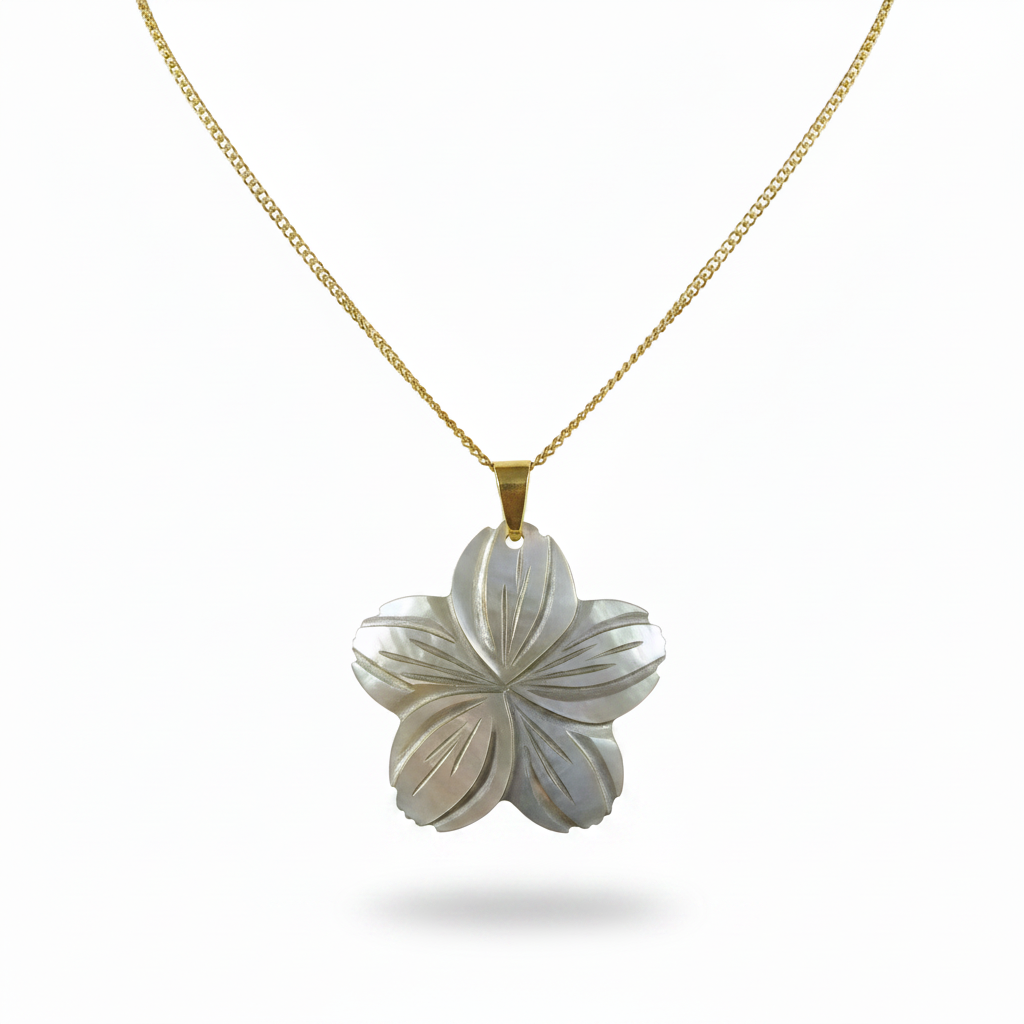 Collier en acier inoxydable 316L doré à chaîne maille gourmette et pendentif fleur des îles en nacre grise.