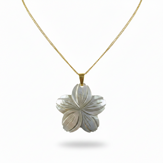 Collier en acier inoxydable 316L doré à chaîne maille gourmette et pendentif fleur des îles en nacre grise.