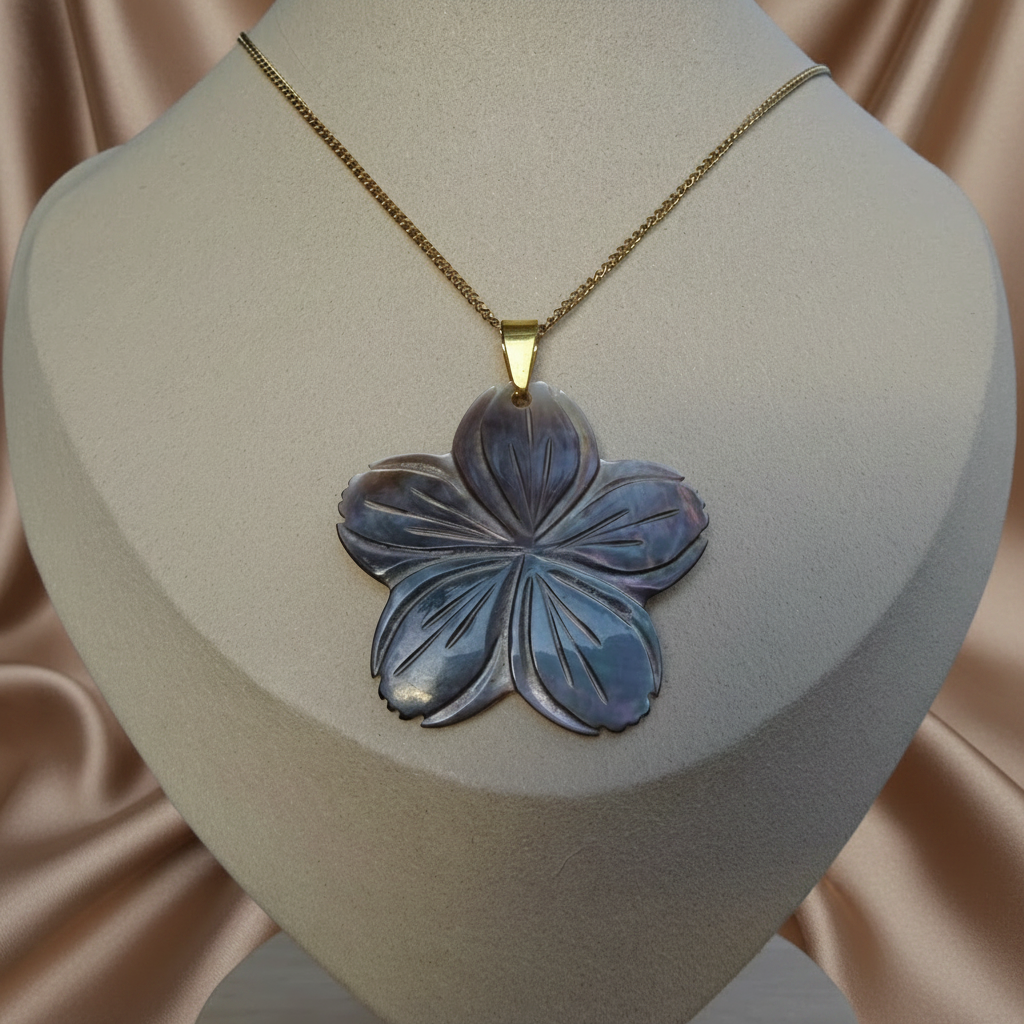 Collier en acier inoxydable 316L doré à chaîne maille gourmette et pendentif fleur des îles en nacre marron.