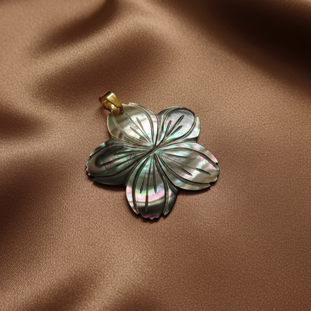 Collier en acier inoxydable 316L doré à chaîne maille gourmette et pendentif fleur des îles en nacre abalone.