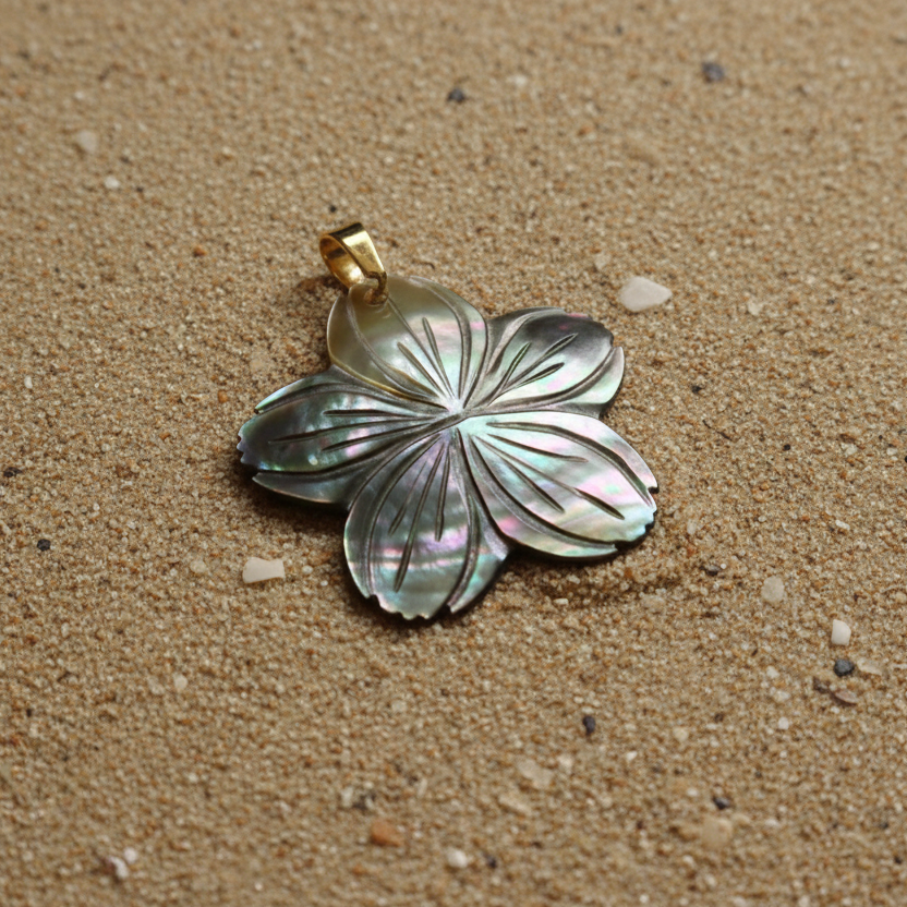 Pendentif fleur des îles en nacre abalone.