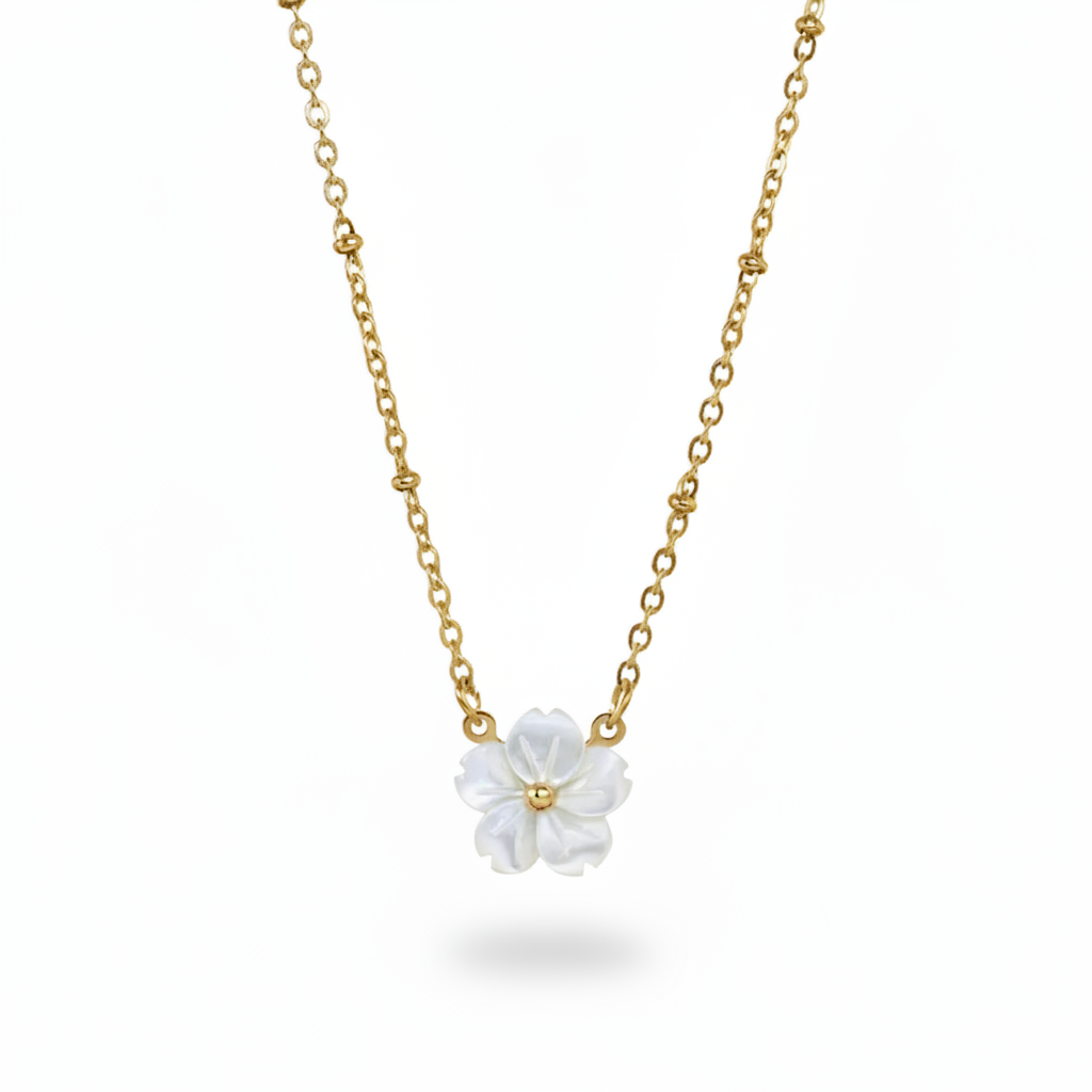 Collier doré en acier inoxydable à fine maille forçat perlée orné d'un pendentif fleur en nacre.