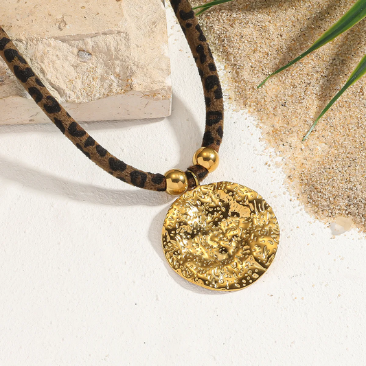 Collier en acier inoxydable doré avec pendentif rond martelé et corde foulard en soie, bijou bohème chic 