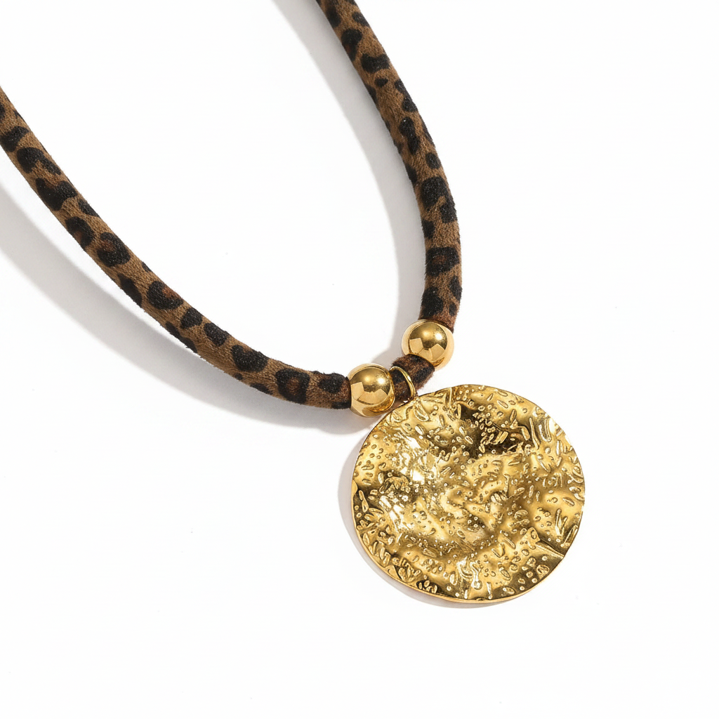 Collier ras-de-cou à cordon imprimé léopard avec pendentif rond martelé en acier 316L doré.