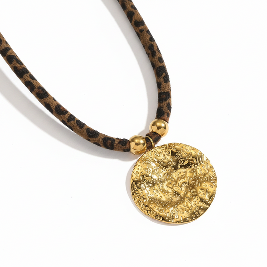 Collier ras-de-cou à cordon imprimé léopard avec pendentif rond martelé en acier 316L doré.