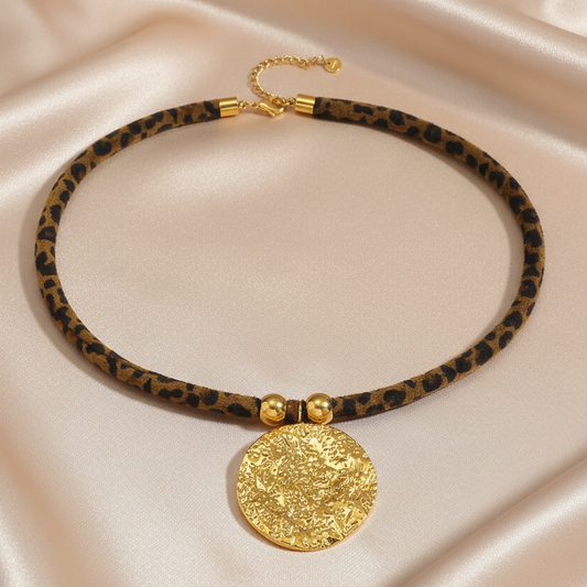 Collier ras-de-cou à cordon imprimé léopard avec pendentif rond martelé en acier 316L doré, style chic et bohème
