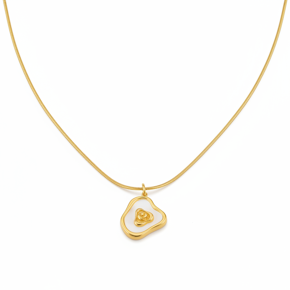 Collier en acier inoxydable 316L doré à fine chaîne maille serpent orné d'un pendentif en nacre et coeur doré.
