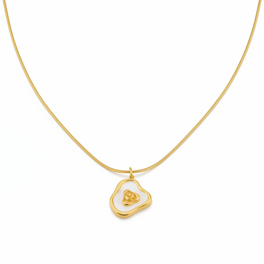 Collier en acier inoxydable 316L doré à fine chaîne maille serpent orné d'un pendentif en nacre et coeur doré.