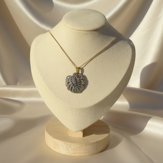Collier en inox 316L doré à chaîne maille gourmette et pendentif feuille de monstera en nacre grise, style des îles