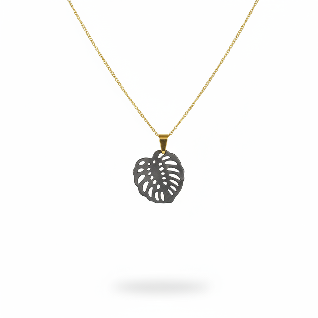 Collier en inox 316L doré à chaîne maille gourmette et pendentif feuille de monstera en nacre grise.