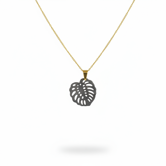 Collier en inox 316L doré à chaîne maille gourmette et pendentif feuille de monstera en nacre grise.