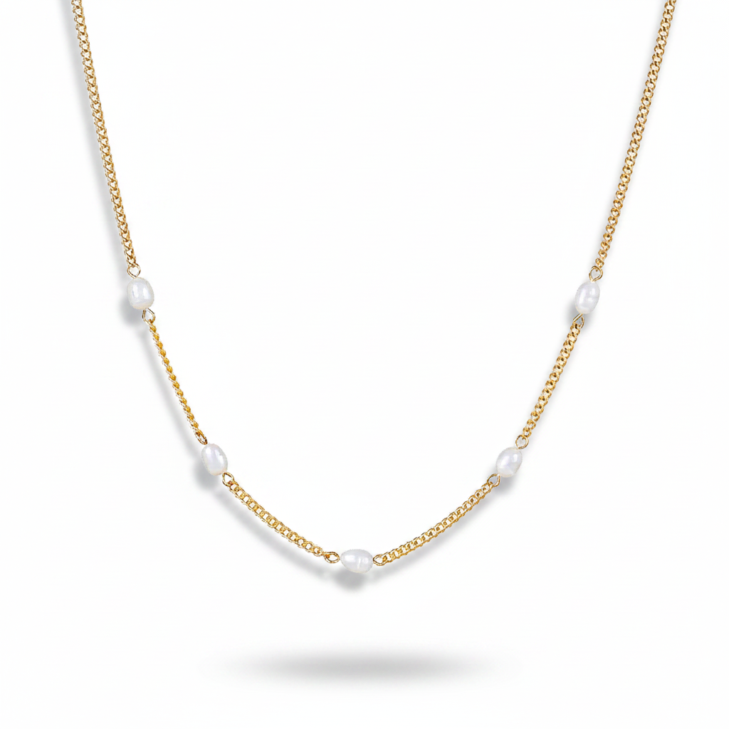 Collier doré en acier inoxydable 316L à maille gourmette et orné de 5 perles naturelles.