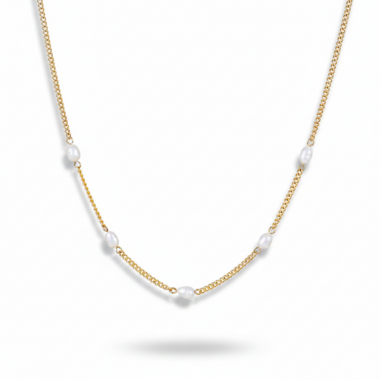 Collier doré en acier inoxydable 316L à maille gourmette et orné de 5 perles naturelles.