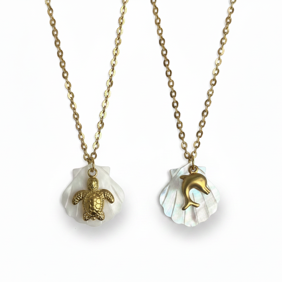 Collier doré en acier inoxydable 316L orné d'un pendentif animal marin et coquillage en nacre.