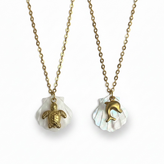 Collier doré en acier inoxydable 316L orné d'un pendentif animal marin et coquillage en nacre.