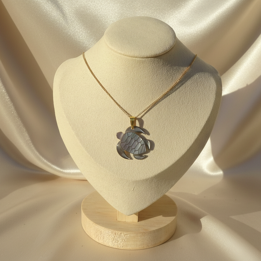Collier en inox 316L doré à chaîne maille gourmette et pendentif tortue des îles en nacre grise, style tropical