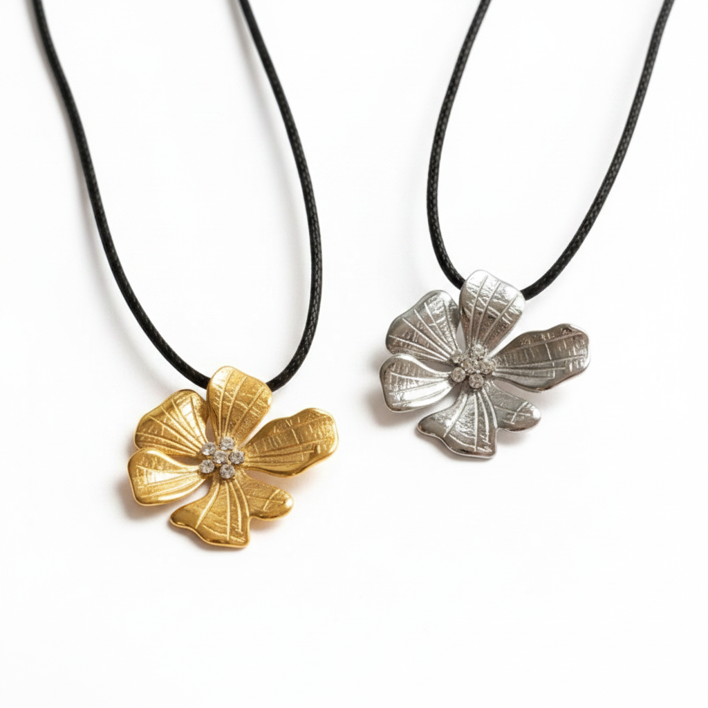 Collier fleur en acier inoxydable 316L doré et argenté orné d'un cœur avec six zircons blancs, cordon cuir noir.