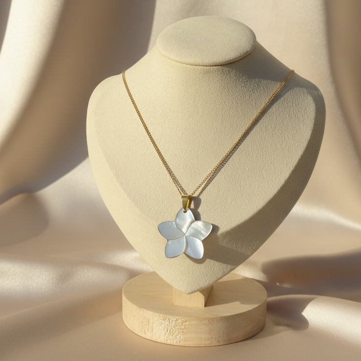 Collier en inox 316L doré à chaîne maille gourmette et pendentif fleur de plumeria des îles en nacre grise, style tropical