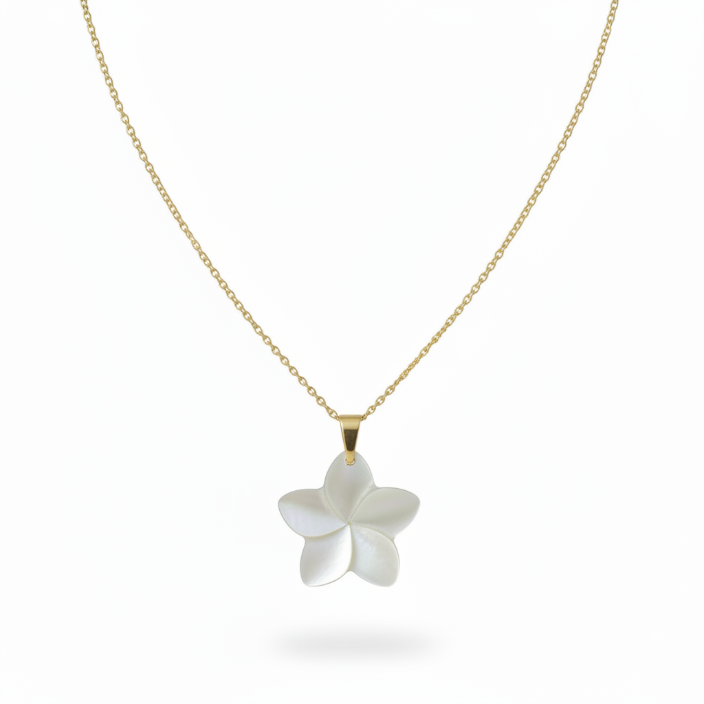 Collier en acier inoxydable 316L doré à chaîne maille gourmette avec un pendentif fleur de plumeria des îles en nacre grise.