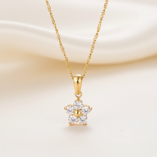 Zoom sur collier doré femme en acier inoxydable orné d'un pendentif petite fleur 5 pétales en zyrconium blanc, style minimaliste