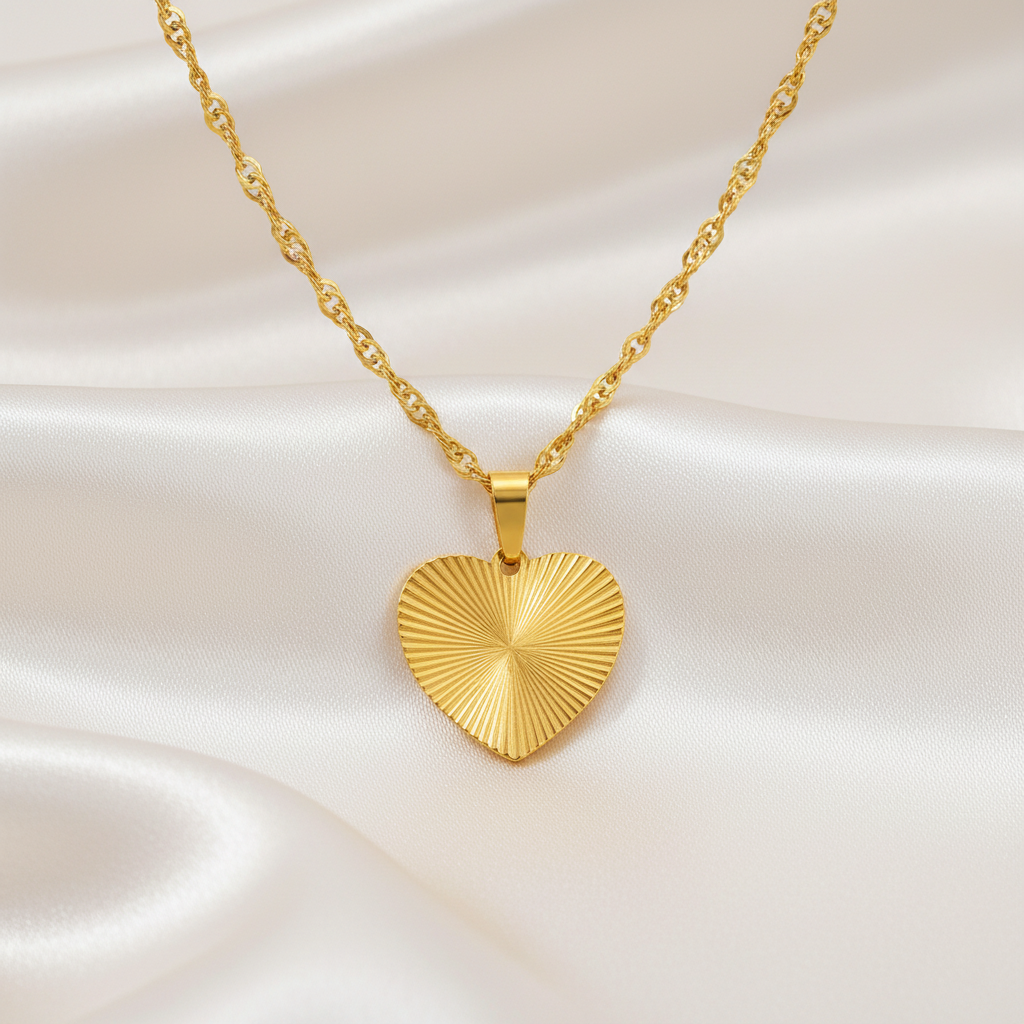 Collier doré en acier inoxydable à  chaîne maille torsadée et pendentif cœur stylisé, style bohème et intemporel