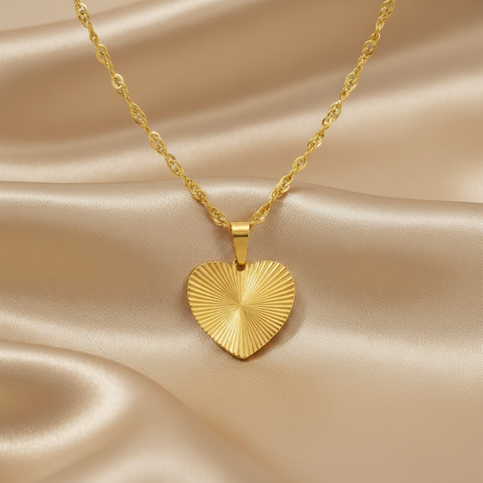 Collier doré en acier inoxydable à  chaîne maille torsadée et pendentif cœur stylisé, style bohème et intemporel