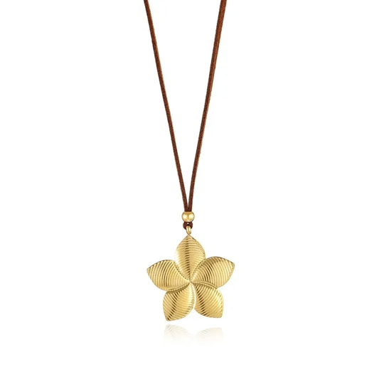 Collier à cordon en velours marron et pendentif grande fleur de pluméria en acier inoxydable doré.