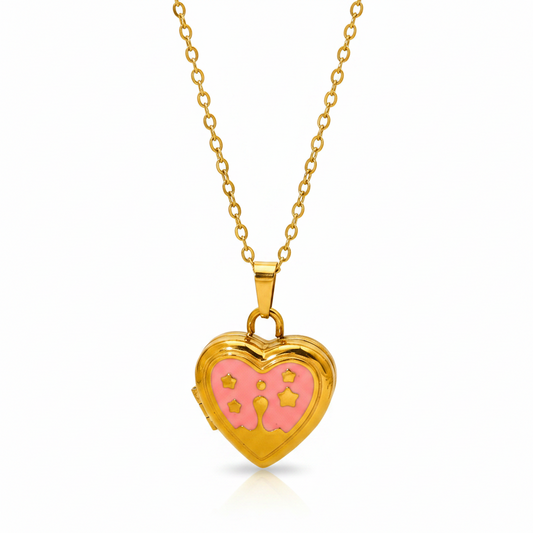 Collier doré en acier inoxydable 316L à maille forçat fine avec pendentif cœur émaillé rose à ouvrir.