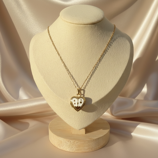 Collier doré en acier inoxydable à maille forçat fine et pendentif cœur à ouvrir en émail blanc, bijou tendre